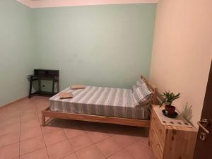 ボローニャにあるCasa Zanardi 2.0のテーブル付きの部屋にベッド付きのベッドルームがあります。