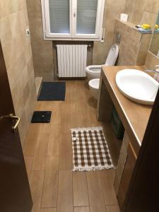 bagno con lavandino e servizi igienici di Casa Zanardi 2.0 a Bologna