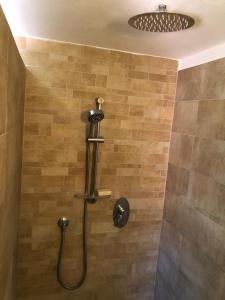 een douche met een douchekop in de badkamer bij Casa Zanardi 2.0 in Bologna
