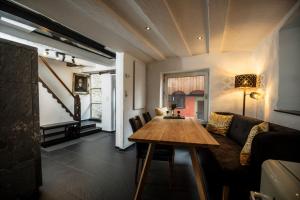 a living room with a table and a couch at Ferienhaus Zum Goldschmied in Rimpar