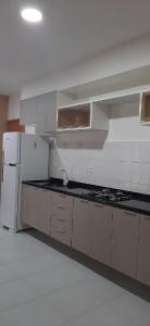 A kitchen or kitchenette at Apartamento para lazer com a família.