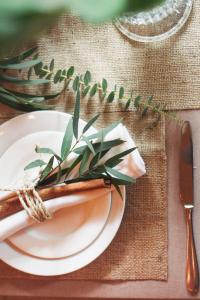 a table with a plate with a fork and a knife at Le Jardim in Alto Paraíso de Goiás