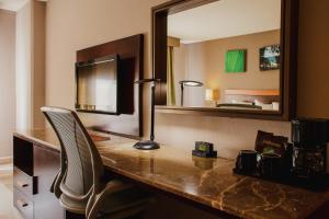 een bureau in een hotelkamer met een spiegel bij Hilton Garden Inn Veracruz Boca del Rio in Veracruz