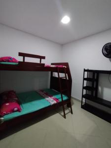 a bedroom with two bunk beds in a room at Hermosa y acogedora casa in Acacías