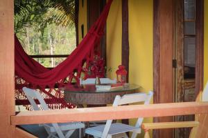 a room with a table and chairs and a window at Chalé Sol da Montanha em Termas do Gravatal - SC in Gravatal
