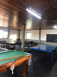 una stanza con due tavoli da ping pong di Flat Bangalô a Cabo Frio