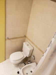 a small bathroom with a toilet and a tub at Venezuela Apartament Premiun in Buenos Aires
