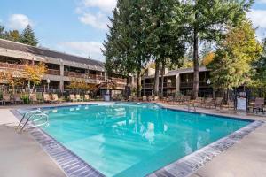 einem großen Pool vor einem Gebäude in der Unterkunft BW Premier Collection, Mt Hood Oregon Resort in Welches