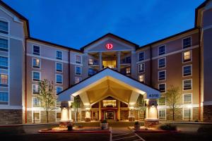 una rappresentazione di un hotel di notte di Drury Inn & Suites Albuquerque North ad Albuquerque