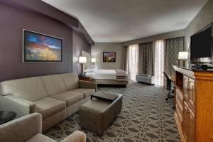 Drury Inn & Suites Albuquerque North tesisinde bir oturma alanı