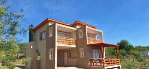 una casa está siendo construida en la cima de una colina en Terrazas de Nahuascat en Santa Rosa de Calamuchita