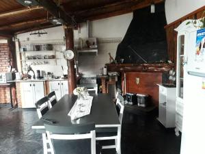 LO DE ROCCO في إيسكيل: مطبخ مع طاولة وكراسي في غرفة