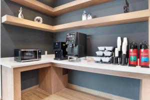 Příslušenství pro přípravu čaje a kávy v ubytování Best Western Plus Mobile Inn and Suites