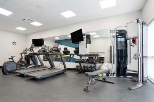 un gimnasio con varias máquinas de correr y un espejo en Best Western Plus Mobile Inn and Suites, en Mobile