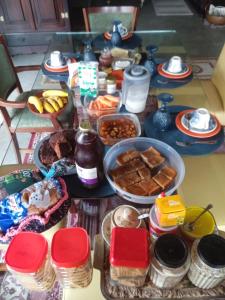 uma mesa com vários tipos diferentes de alimentos em QUINTAS DA BARRA BNB a 30m da praia em Balneário Barra do Sul