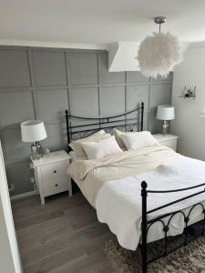 una camera con un letto con due comodini e due lampade di Detached House in Liverpool Suburbs a Woolton