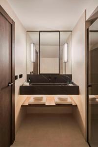 Ванная комната в Nobu Hotel San Sebastián +37 фотографий