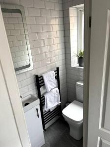 bagno bianco con servizi igienici e lavandino di Detached House in Liverpool Suburbs a Woolton