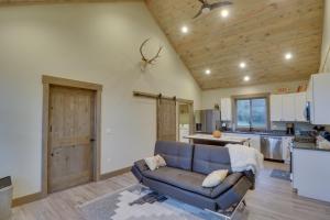 Una cocina o zona de cocina en Bigfork Cottage with Lake Views 5 Mi to Downtown