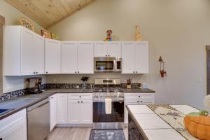 Una cocina o zona de cocina en Bigfork Cottage with Lake Views 5 Mi to Downtown