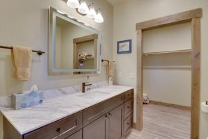 un baño con lavabo y espejo en Bigfork Cottage with Lake Views 5 Mi to Downtown, en Bigfork
