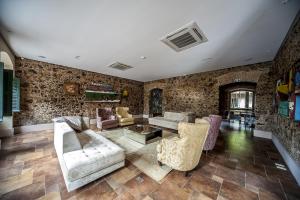 a living room with a couch and chairs at Atrium Hotel Quinta De Pedras in Belém