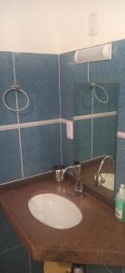 een badkamer met een wastafel en een spiegel bij Mangue em flor in Maxaranguape