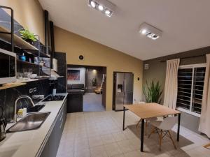 una cocina con fregadero y mesa. en SLB Apart - Duplex en San Luis