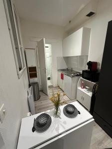 a kitchen with a white counter top in a room at Superbe appartement hyper centre-ville de Melun in Melun