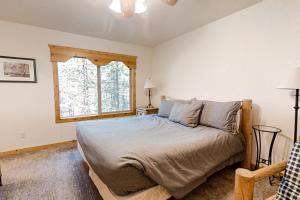 ein Schlafzimmer mit einem großen Bett und einem Fenster in der Unterkunft 4 Mink Lane in Sunriver