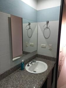 y baño con lavabo y espejo. en Lujoso Hospedaje en las Alturas, en Tunja