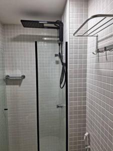 y baño con ducha y puerta de cristal. en Beira-mar, aconchego e praticidade en Salvador