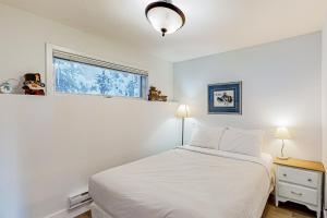 Tempat tidur dalam kamar di SnowCrest Village, Unit 5B