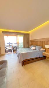 Suite privada frente al mar. في San Silvestre: غرفة نوم كبيرة مع سرير كبير وشرفة