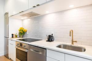 Airy, modern Penthouse in a Brooklyn Brownstone في بروكلين: مطبخ مع حوض ومغسلة حديد قابل للصدأ