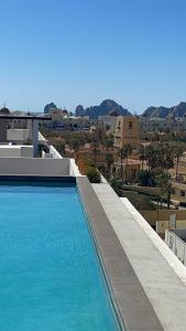 Playa Medano Caminando, Alberca en el roof في كابو سان لوكاس: مسبح فوق منزل مطل
