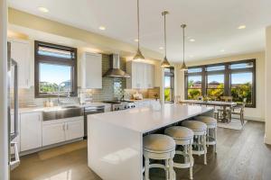 Kuchyň nebo kuchyňský kout v ubytování Luxury Poipu Estates Home w Private Pool- Alekona Kauai
