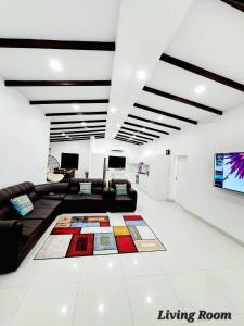 sala de estar con sofá y TV en Mstys Coastal Escape en Singatoka