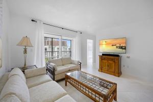 uma sala de estar com um sofá e uma televisão em Sunny Isles Ocean Paradise em Sunny Isles Beach