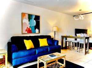 sala de estar con sofá azul y mesa en Sapphire Beachfront Condo - View of Paradise - Free Wi - Fi C-7, en East End