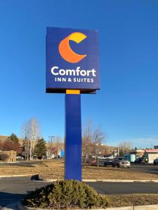 un cartello per una locanda e suite comfort di Comfort Inn & Suites Gunnison-Crested Butte a Gunnison