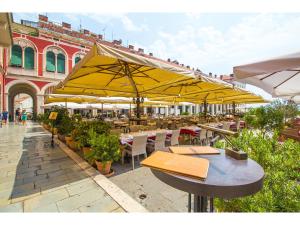 Reštaurácia alebo iné gastronomické zariadenie v ubytovaní Furioso Apartments