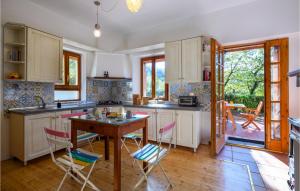 MontelabbateにあるGorgeous Home In Montelabbate With Kitchenのキッチン(木製テーブル、椅子付)