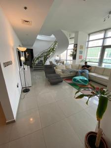 ThePenthouse Coliving II的休息区