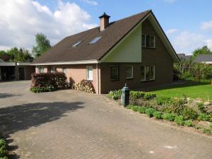a house with a brick driveway in front of it at B&B Mendelts in Emmen