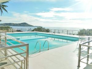 Sorrento hotel resort santa ilocos sur في Bangued: مسبح مطل على المحيط