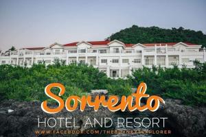 Sorrento hotel resort santa ilocos sur في Bangued: علامة الفندق والمنتجع امام مبنى