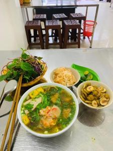 un tavolo con tre ciotole di zuppa e ciotole di cibo di Minh Cường Hotel a Mộc Châu