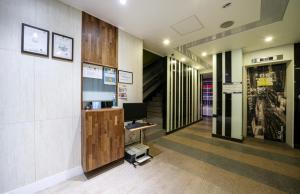 Ο χώρος του λόμπι ή της ρεσεψιόν στο 9 to 9 motel