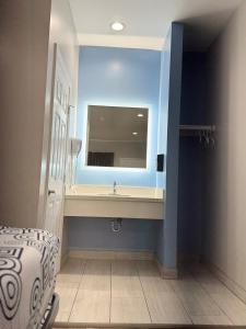 a bathroom with a sink and a mirror at Moonlite Inn in Redondo Beach